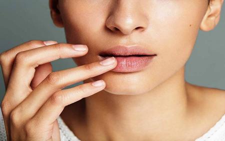 ترک خوردگی گوشه لب نشانه چیست ؟ + درمان گیاهی و طبیعی