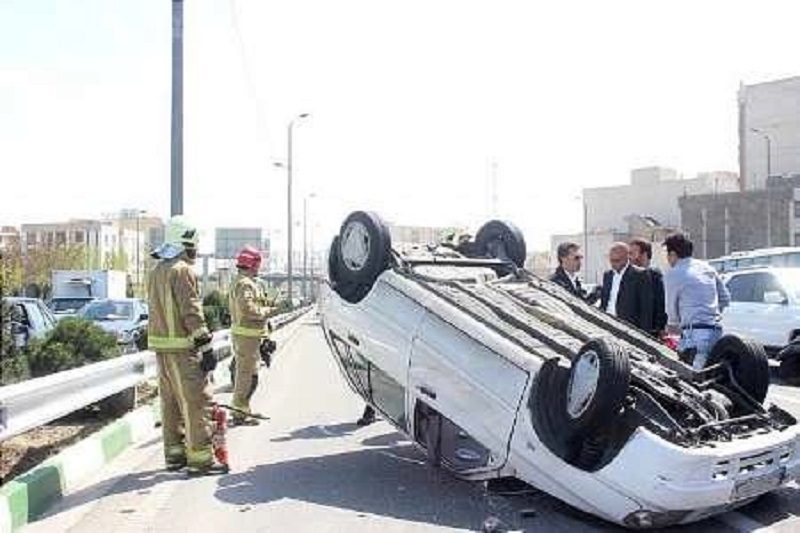  واژگونی خودرو‌ها در پی تندباد گیلان +عکس