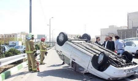  واژگونی خودرو‌ها در پی تندباد گیلان +عکس
