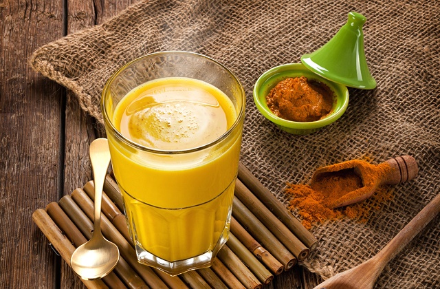 اکسیر جوانی با معجون شیر و زردچوبه
