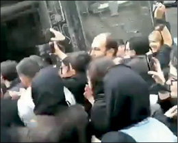 ازدحام مردم در مراسم نذری محمدرضا گلزار + عکس
