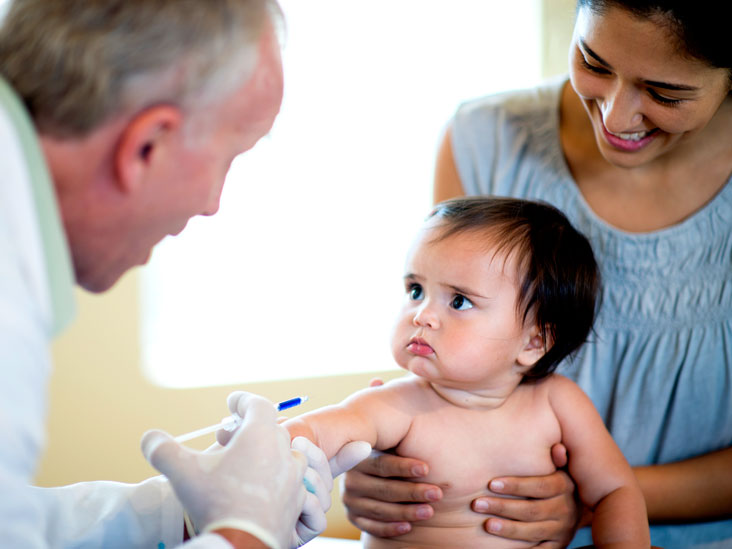 چند راه ساده و خانگی برای کاهش درد واکسن نوزاد 