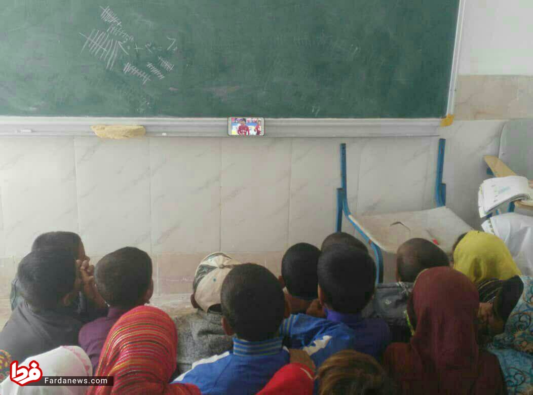 تماشای متفاوت بازی پرسپولیس در یک مدرسه محروم! + عکس