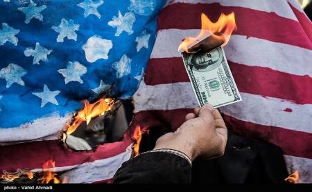 آتش زدن ۱۰۰ دلاری در راهپیمایی امروز! + عکس