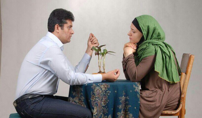 همسرِ درون گرایم با تفریحات و ادامه تحصیلم مخالفت می کند!