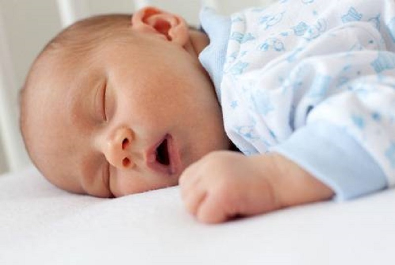 عوارضی که خوابیدن با دهان باز برای کودک دارد