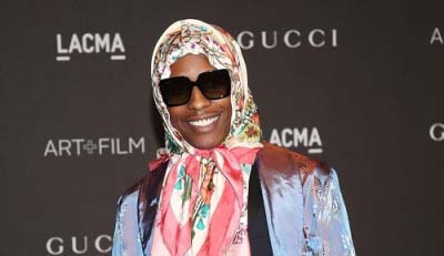 ظاهر غیرمتعارف خواننده سرشناس با روسری! + عکس