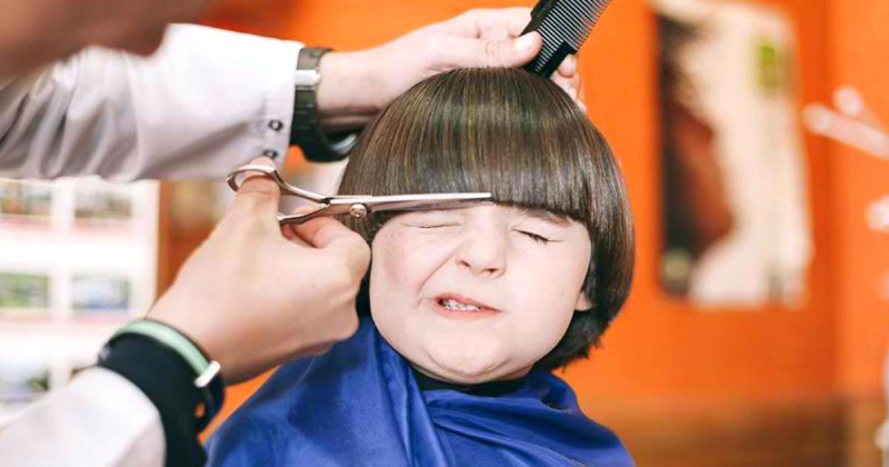 بررسی علل ترس کودکان از آرایشگاه + ترفند‌هایی برای حل این مشکل