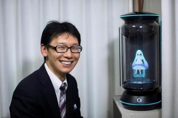 یک ژاپنی با هولوگرام ازدواج کرد! + عکس