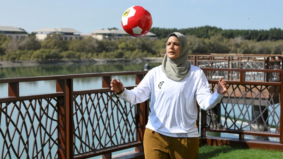 فوتبالیست استرالیایی با حجاب به میدان می رود + عکس