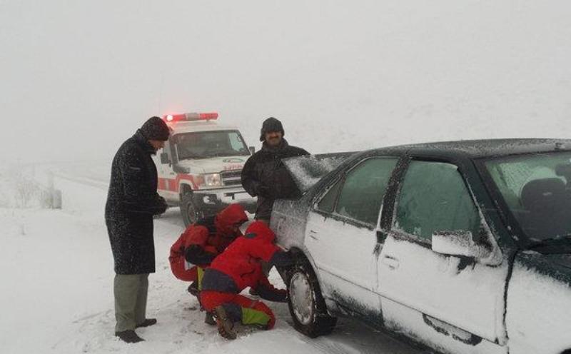 برف، خودروهای بدون زنجیرچرخ را در جاده هراز زمینگیر کرد