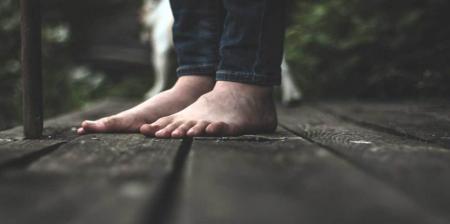 پا برهنه راه رفتن چه فوایدی دارد؟