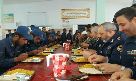 غذا خوردن فرمانده نیروی هوایی با سربازان در سالن غذاخوری + عکس