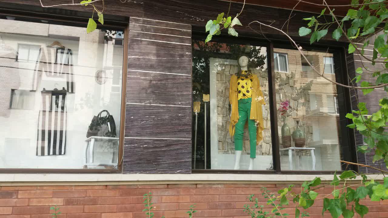 تبلیغ یک لباس زننده در شمال تهران + عکس