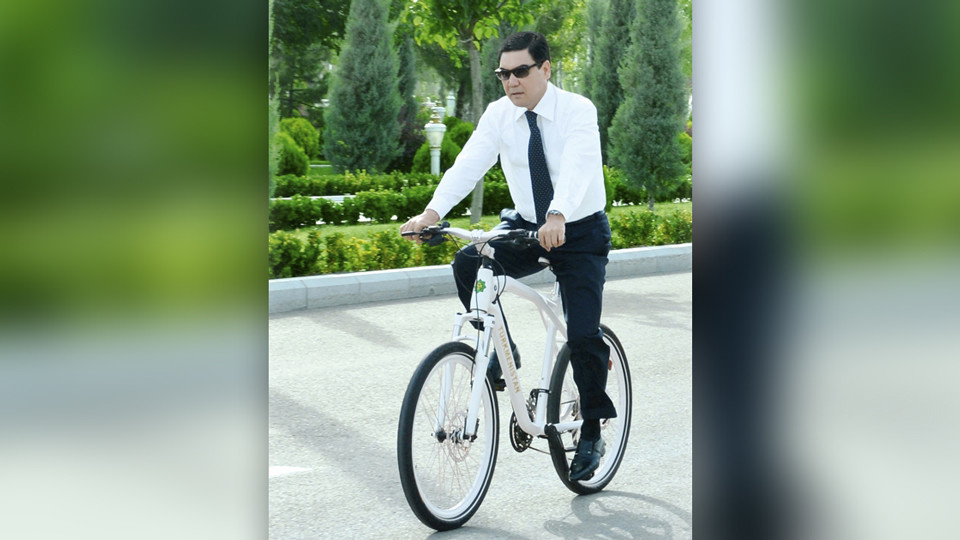 دوچرخه سواری آقای رئیس جمهور + عکس
