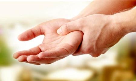 چه زمانی لرزش دست ها علامت خطر است؟