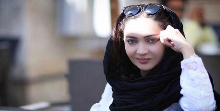 لذت نیکی کریمی از خواندن کتاب میشل اوباما + عکس