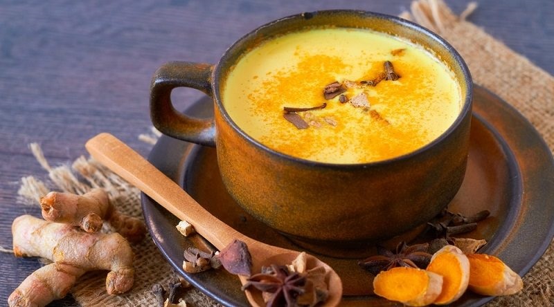  درمان یک روزه سرماخوردگی با شیر و زردچوبه