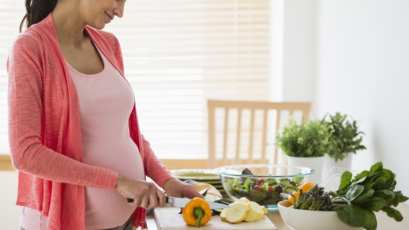 اگر مادر بیشتر غذا بخورد، رشد جنین بهتر خواهد شد؟