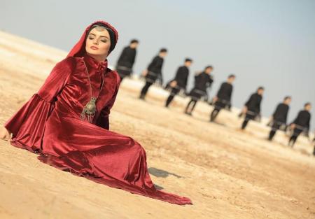 لباس تاریخی «نیلوفر پارسا» در کویر! + عکس