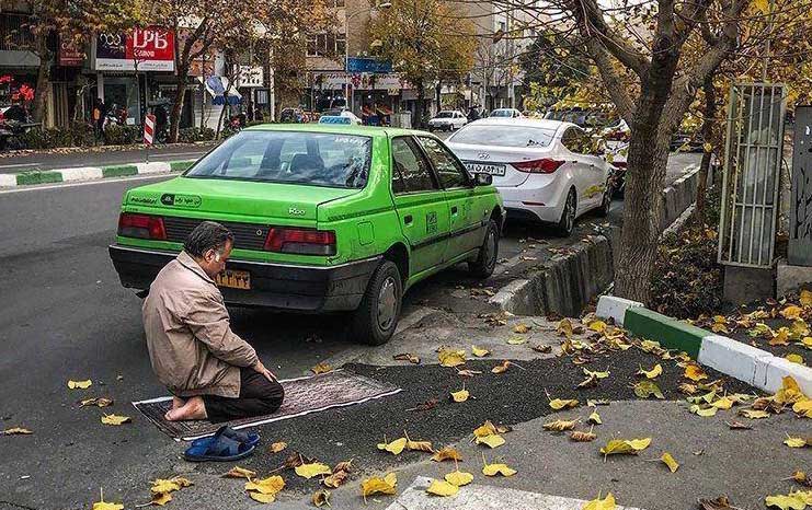نماز خواندن یک راننده تاکسی در خیابان + عکس