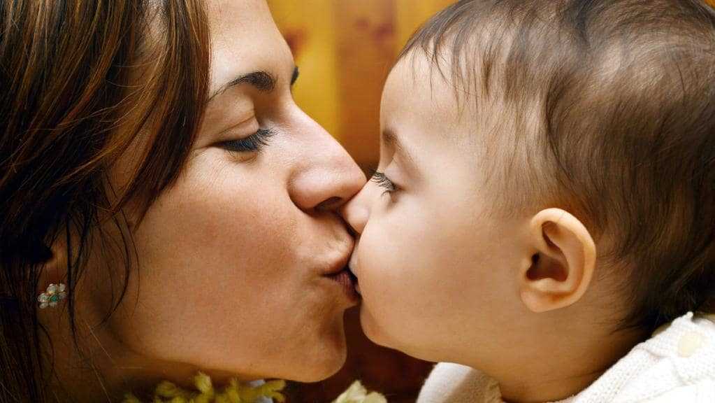 بوسیدن این قسمت از صورت کودک ممنوع
