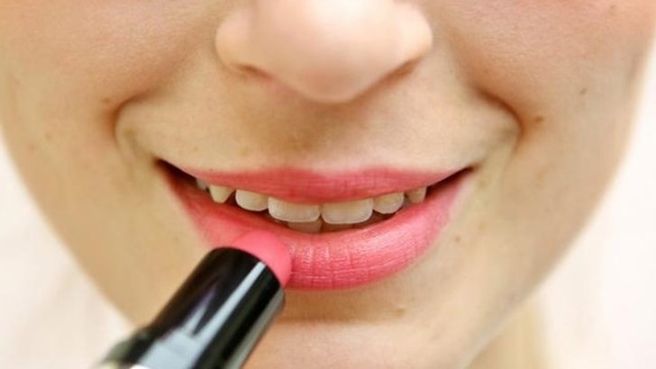 رژلب خوردن ممنوع
