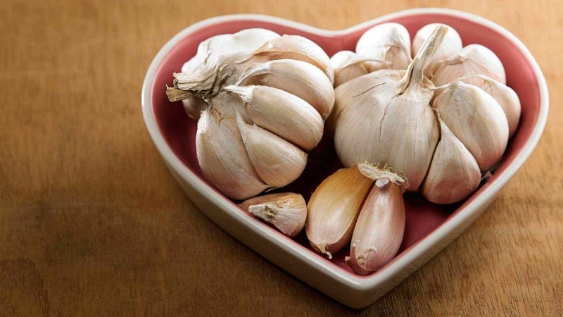 با سیر مشکلات موی سر را رفع کنید