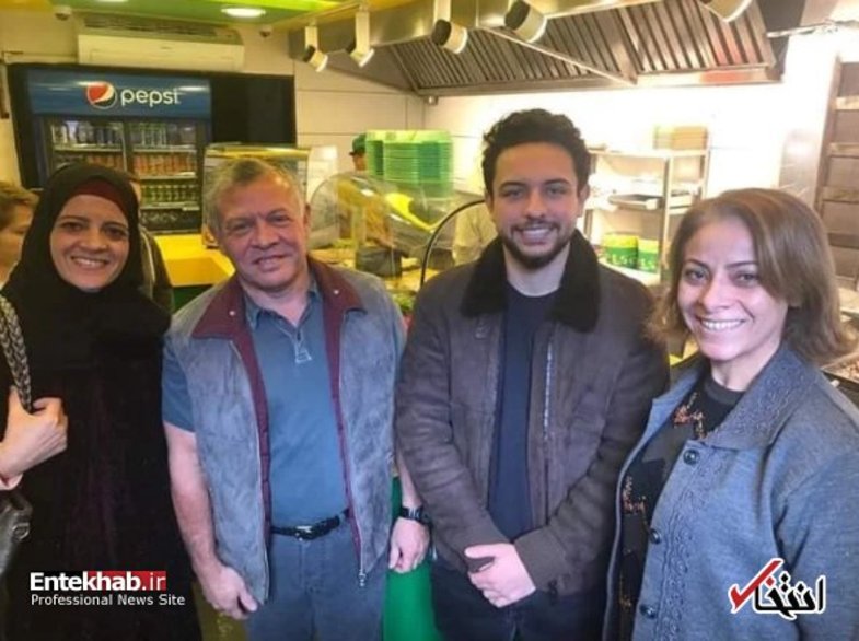 پادشاه و خانواده اش در یک فلافلی! + عکس