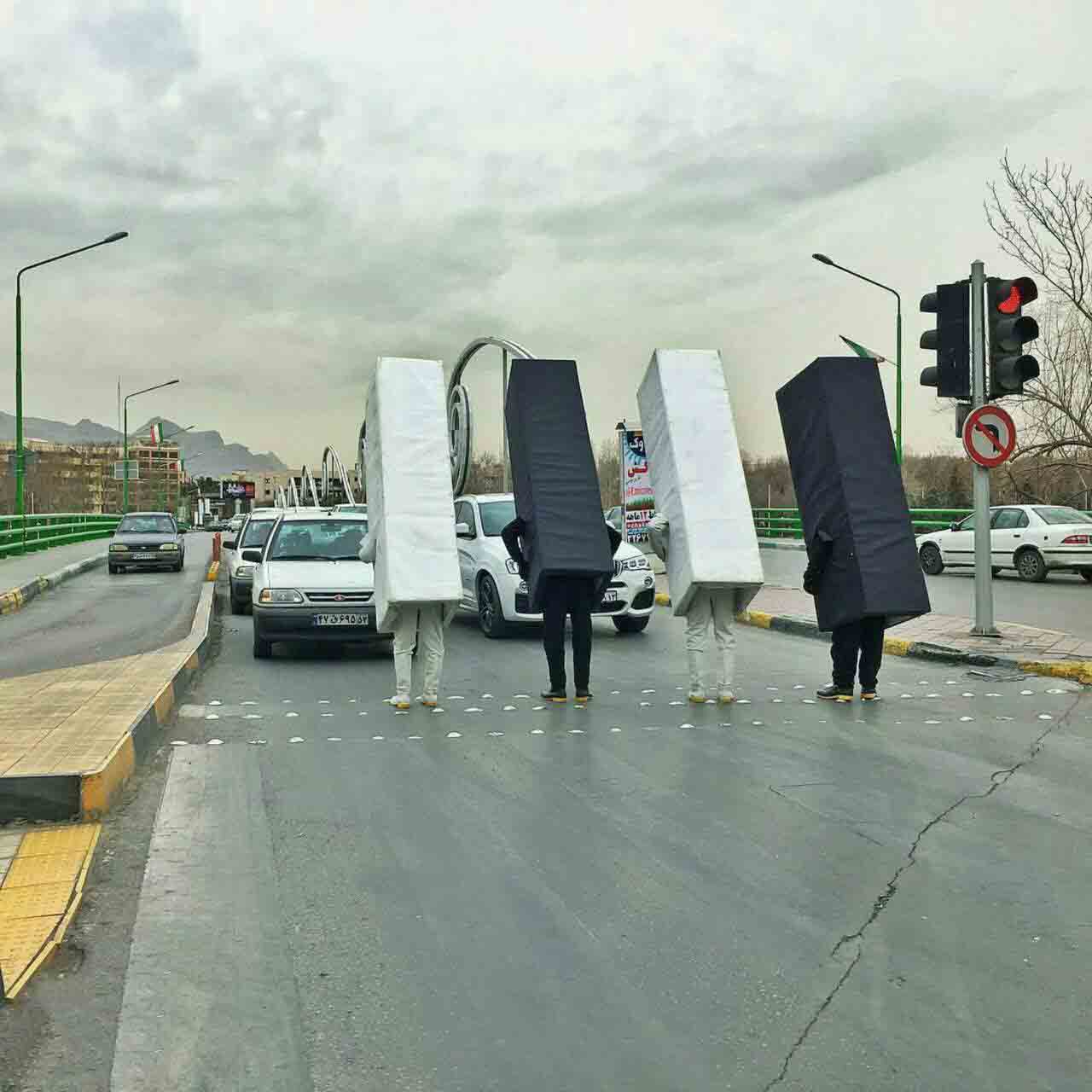 آموزش رعایت قوانین راهنمایی و رانندگی به شیوه ای جالب در اصفهان! +عکس