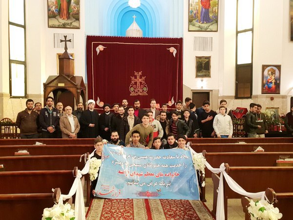 طلاب تهرانی به کلیسا رفتند! + عکس