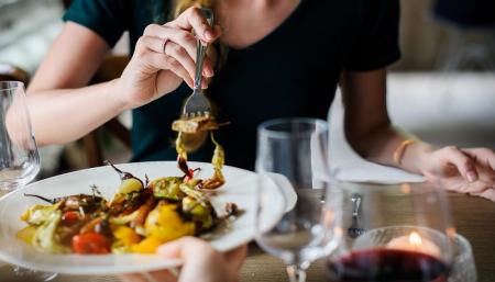  برای کاهش وزن آهسته غذا بخوریم یا سریع؟