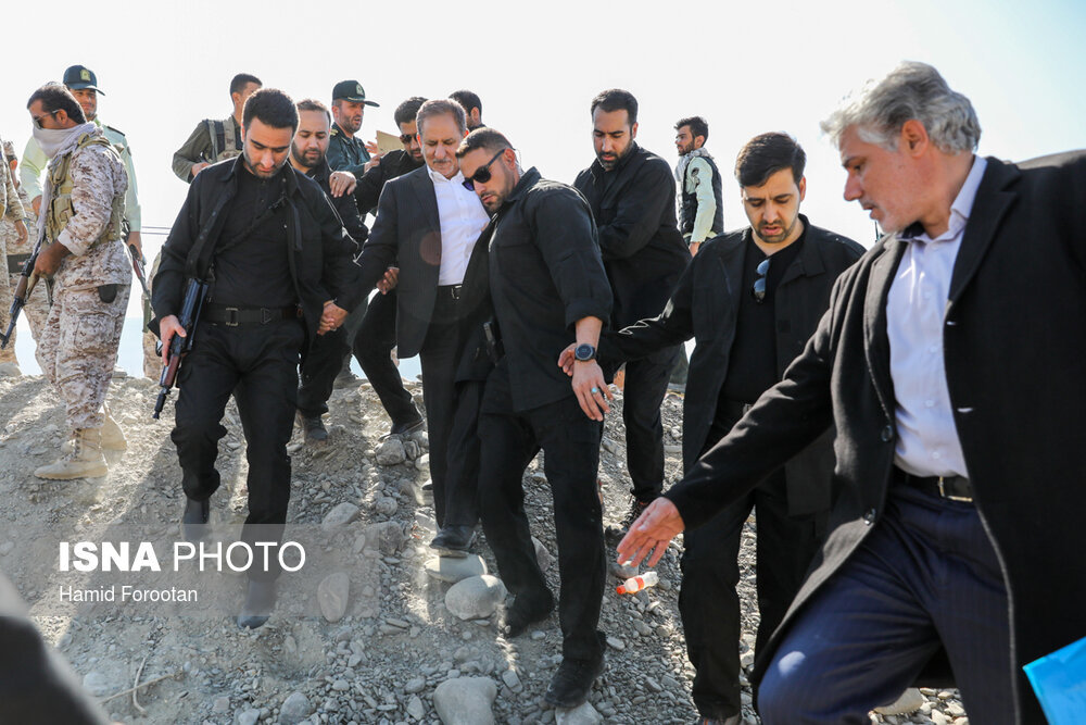 پایین آمدن جهانگیری از کوه و دلواپسی اطرافیانش + عکس