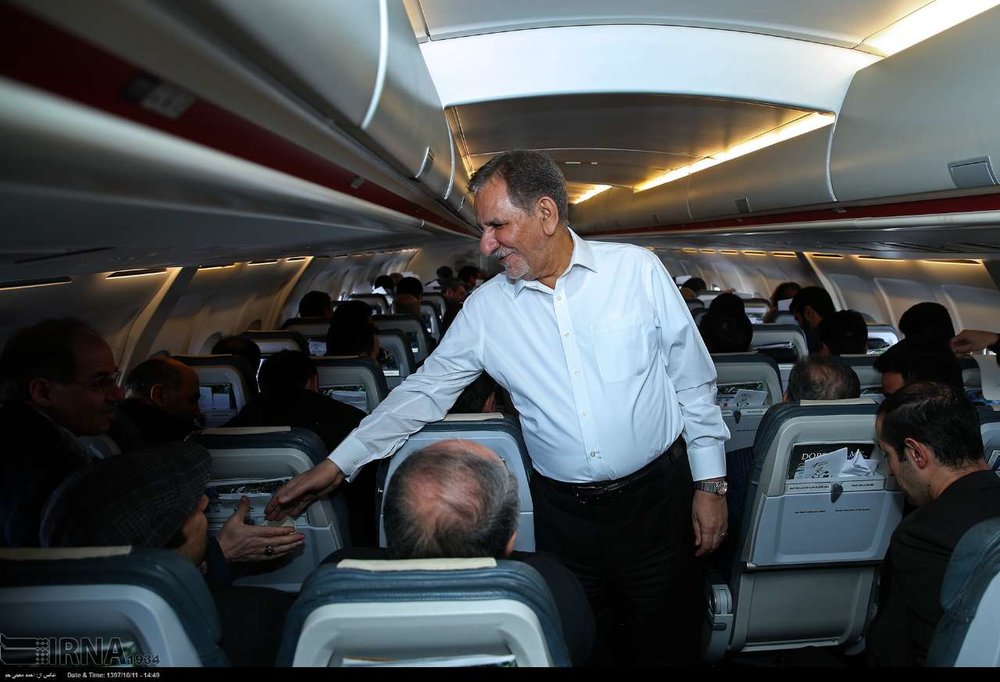 خوش و بش جهانگیری با مسافران در هواپیما + عکس
