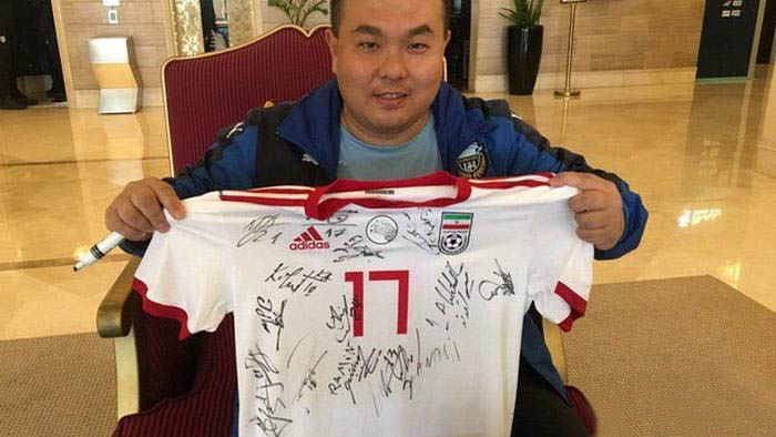 این ژاپنی با فوتبالیست های ایرانی چه کار داشت؟ + عکس