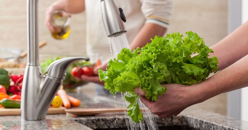  چگونه با استفاده از نمک و مایع ظرفشویی سبزیجات را ضدعفونی کنیم؟