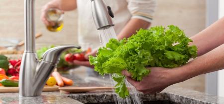  چگونه با استفاده از نمک و مایع ظرفشویی سبزیجات را ضدعفونی کنیم؟