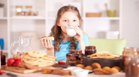 اگر کودکی باهوش میخواهید این خوراکی ها را از کودکتان دور کنید 