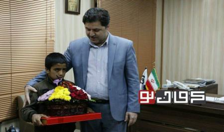 دلجویی شهردار کرمان از کودک گل فروش + عکس