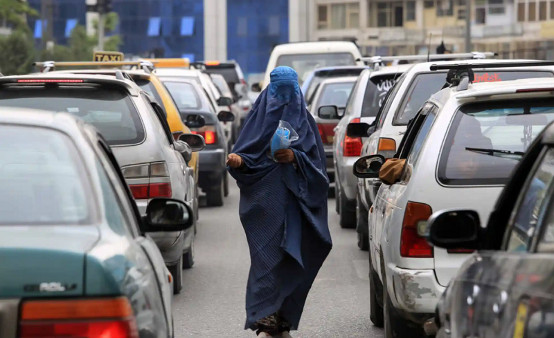 زن نیازمند به کمک های مالی در خیابان های کابل + عکس - تلگرام آپ