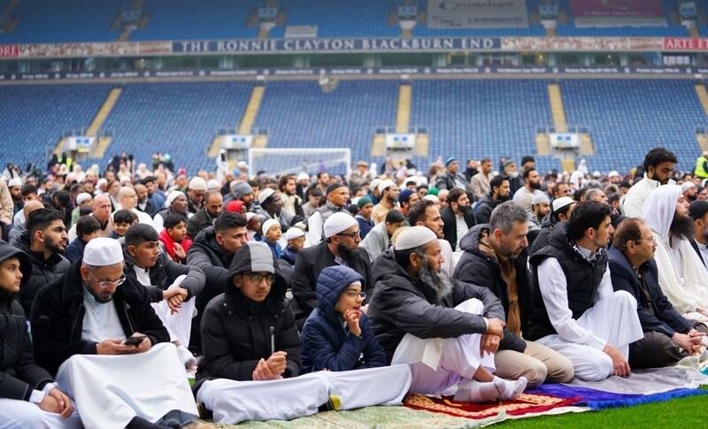 برگزاری نماز عید فطر در ورزشگاه بلکبرن انگلیس + عکس - تلگرام آپ