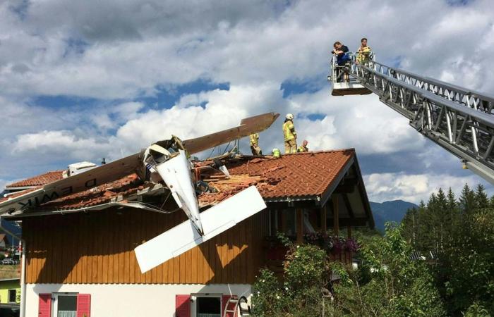 سقوط یک هواپیمای کوچک روی خانه ای در اتریش + عکس - تلگرام آپ