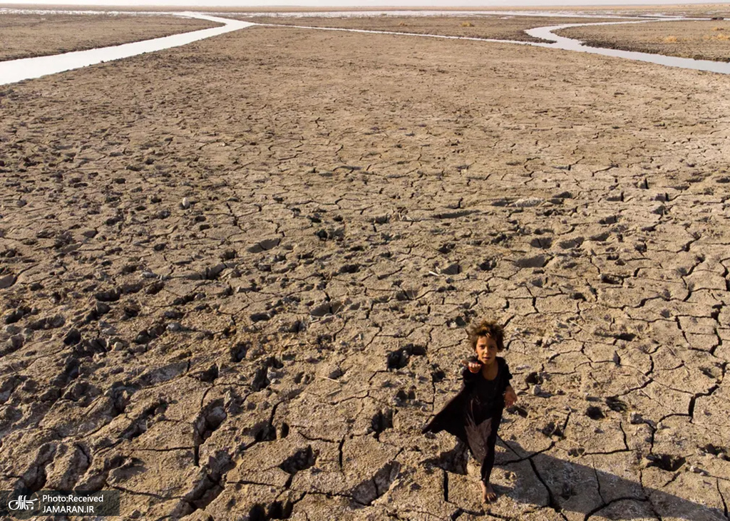 کودکی از بستری خشک شده در باتلاق های جنوبی + عکس - تلگرام آپ