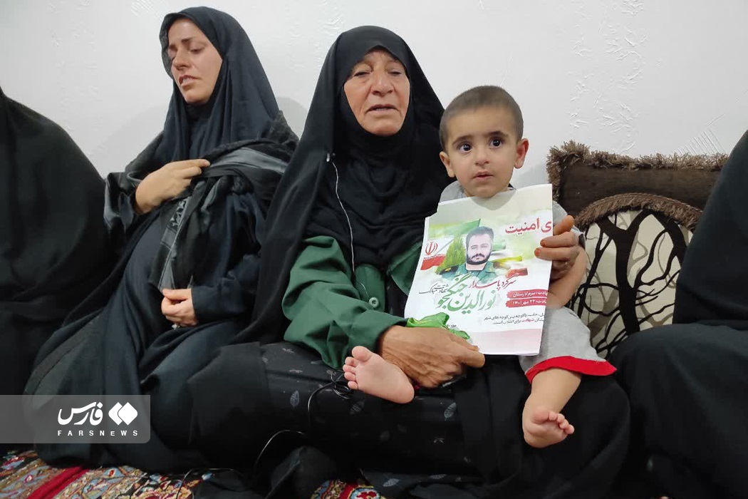 لباس شهید مدافع امنیت بر تن مادرش + عکس - تلگرام آپ