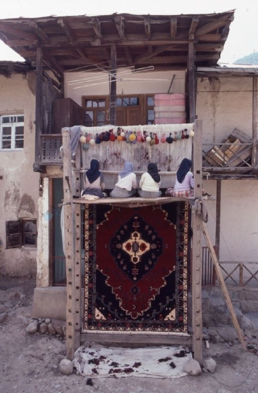 تصویری زیبا از قالیبافان کاشانی در دهه 60 + عکس - تلگرام آپ