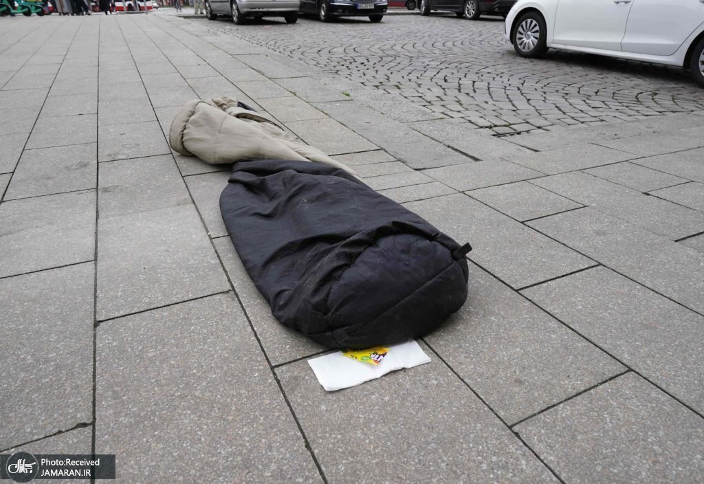 خوابیدن بی خانمایی در پیاده روی هامبورگ + عکس - تلگرام آپ