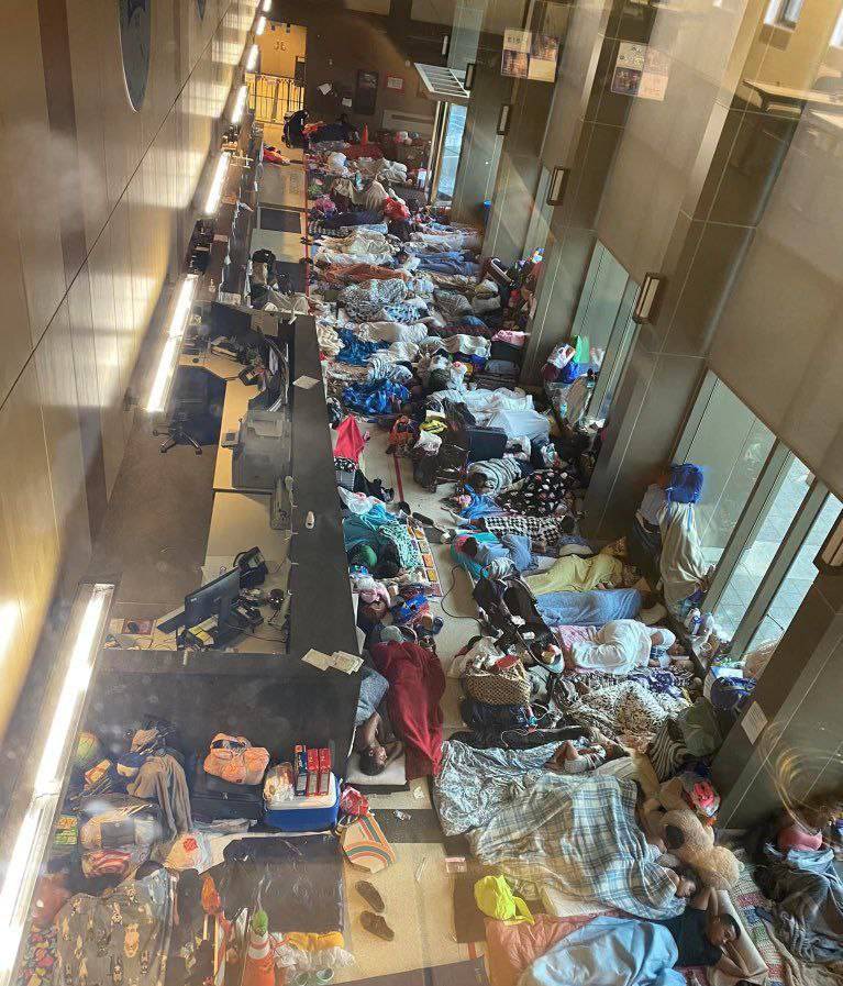 تصویری جنجالی از بی خانمان های ایستگاه پلیس شیکاگو + عکس - تلگرام آپ