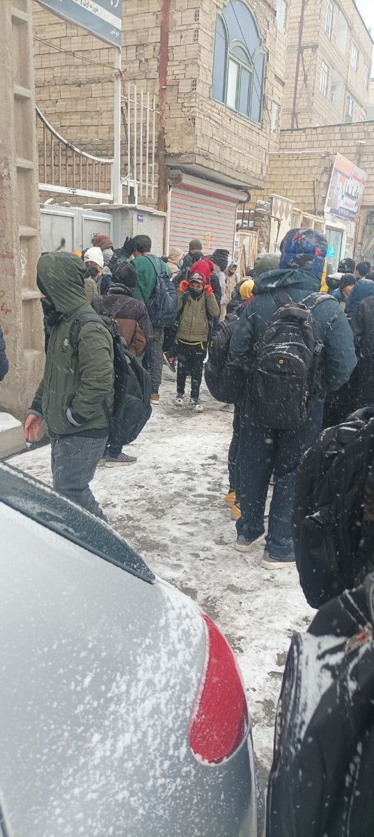 وقتی یخبندان مانع ورود دانش آموزان به مدرسه می شود+عکس