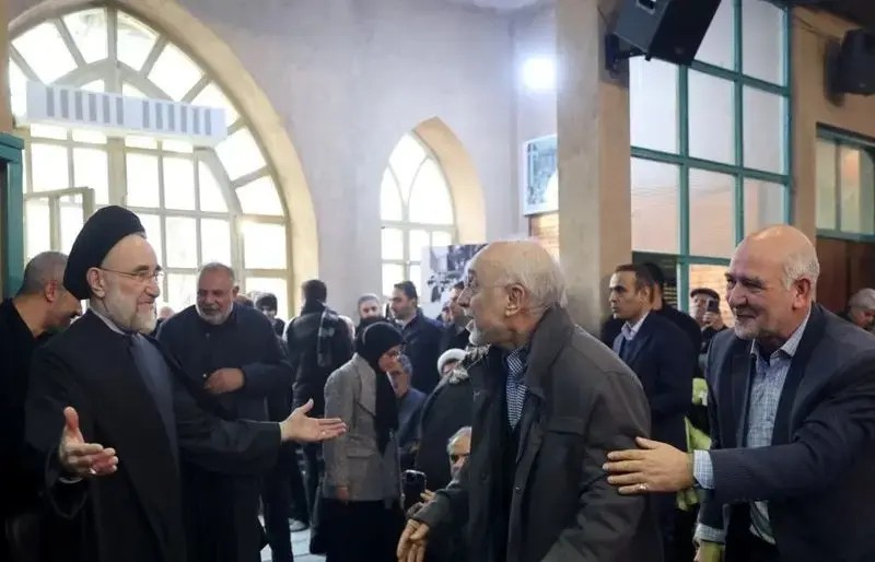 لحظه دیدار خاتمی و علی‌اکبر صالحی در صبح جمعه!