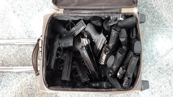 تصویر/ کشف ۱۵ قبضه اسلحه از چمدان ۲ مسافر اتوبوس در نی‌ریز